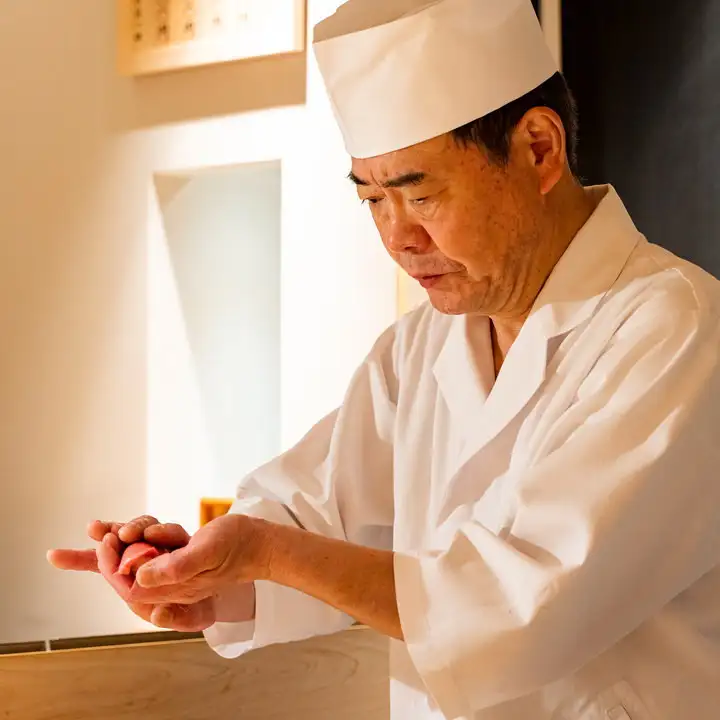 大将が寿司を握る